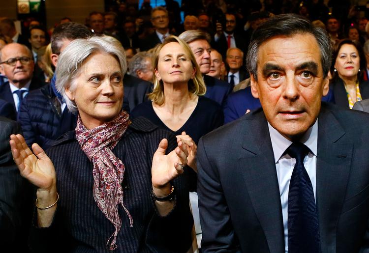 François Fillon (t.h.) skal nu dokumentere, at hans kone (t.v.) udførte et reelt arbejde. Han skal også forklare, hvorfor hendes aflønning var højere end det gennemsnitlige niveau for parlamentariske assistenter. 
