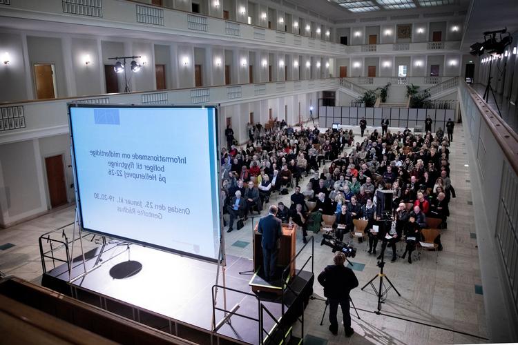 60 flygtninge skal til foråret flytte ind på en skole i Hellerup. Den konservative borgmester, Hans Toft, informerer de bekymrede borgere om baggrunden for beslutningen til et borgermøde på Gentofte Rådhus. 