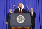 Præsident Donald Trump talte til medarbejderne i Ministeriet for Intern sikkerhed flankeret af vicepræsident Mike Pence (t.v.) og minister for intern sikkerhed, John Kelly (t.h.) kort efter underskrivelsen af dekretet om at begynde opførelsen af en mur mod Mexico 