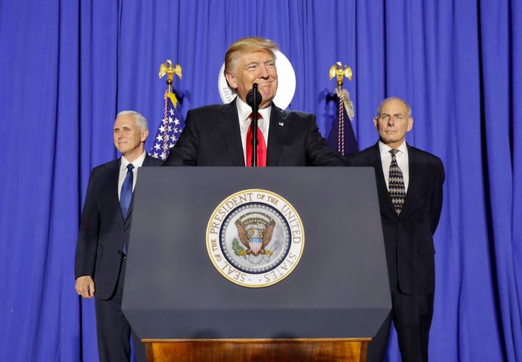 Præsident Donald Trump talte til medarbejderne i Ministeriet for Intern sikkerhed flankeret af vicepræsident Mike Pence (t.v.) og minister for intern sikkerhed, John Kelly (t.h.) kort efter underskrivelsen af dekretet om at begynde opførelsen af en mur mod Mexico 