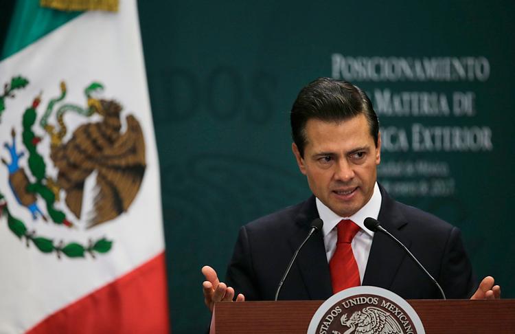 Mexico's præsident Enrique Pena Nieto lægger op til en konfrontation med Donald Trump. 
