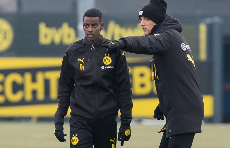 Dortmunds træner Thomas Tuchel giver den unge svensker de første anvisninger på træningsbanen.  