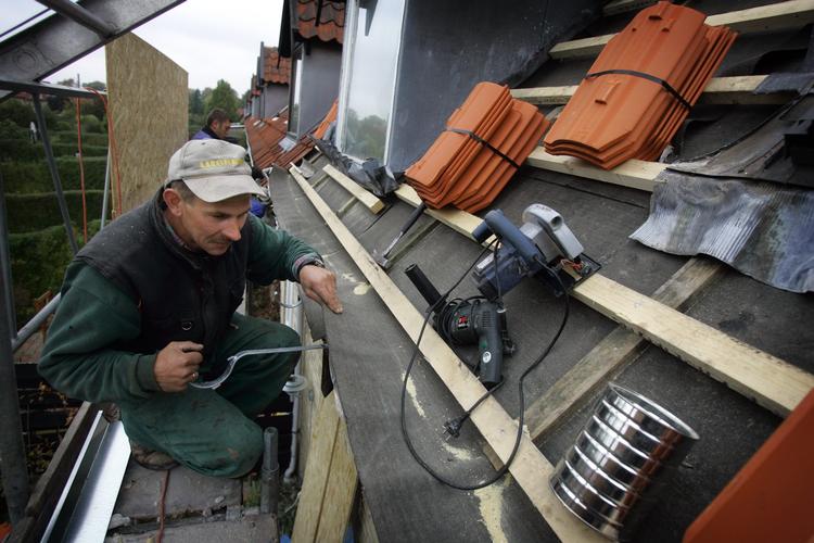 Et nyt tag vil automatisk give en lavere varmeregning. Men mange boligejere har ikke så meget fokus på at energirenovere deres hus, som de havde i 2012. Arkivfoto. 