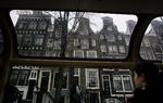 Amsterdam kan med fordel opleves fra en kanalrundfart.  