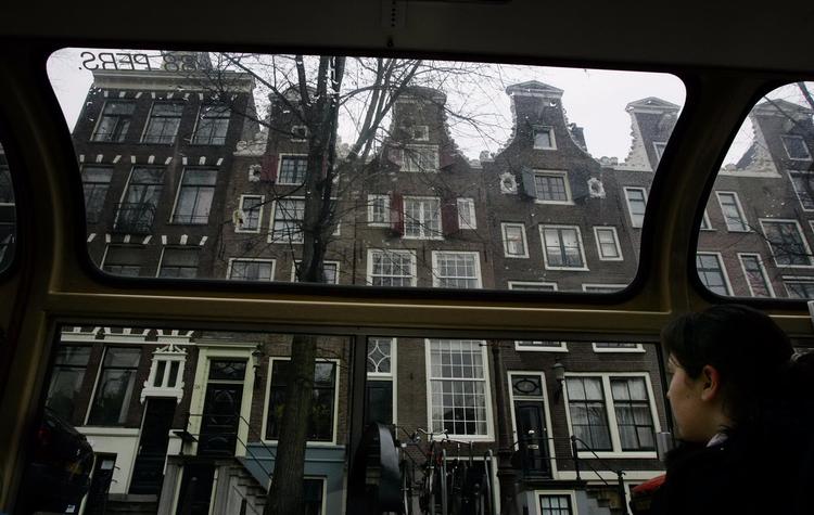 Amsterdam kan med fordel opleves fra en kanalrundfart.  