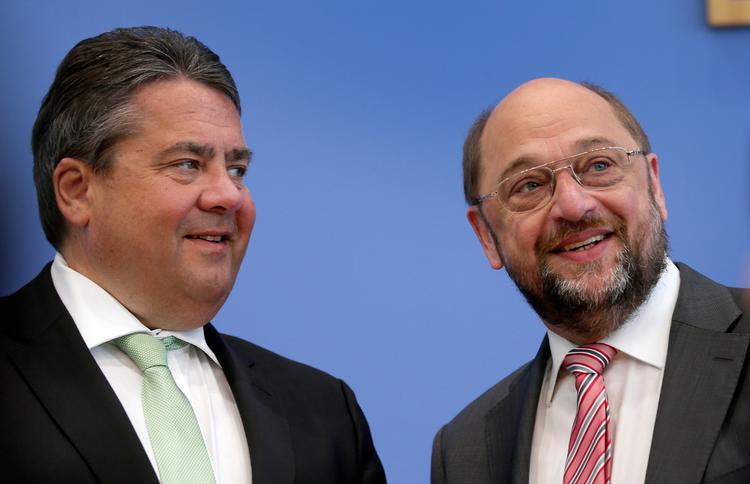 Det store flertal af tyskerne er enige om, at det var rigtigt af Sigmar Gabriel (tv) at trække sig for Martin Schulz.  