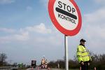 Politibetjent John Andersen kontrollere pas ved grænsen denne uge. Han er udstationeret  fra  Midt & Vestjylland, han arbejder normalt i Viborg. Foto: Joachim Ladefoged 