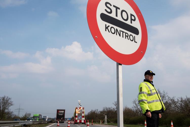 Politibetjent John Andersen kontrollere pas ved grænsen denne uge. Han er udstationeret  fra  Midt & Vestjylland, han arbejder normalt i Viborg. Foto: Joachim Ladefoged 