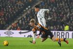 Manchester Uniteds Chris Smalling (i hvidt) jagter bolden sammen med Hulls Jarrod Bowen. 
