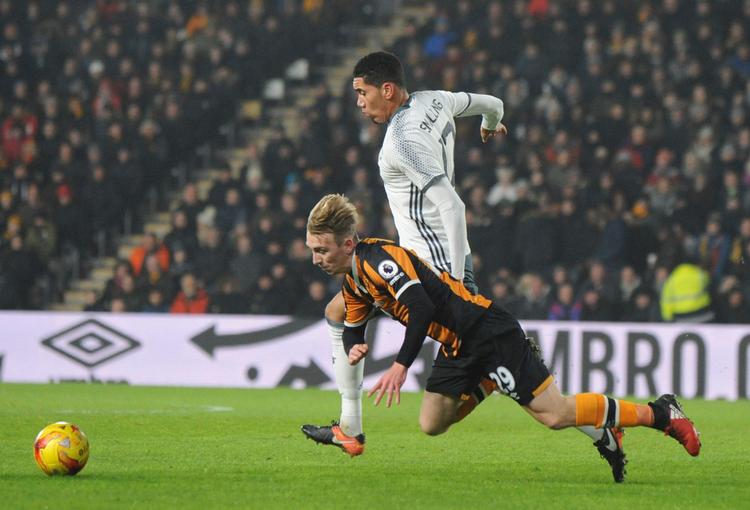 Manchester Uniteds Chris Smalling (i hvidt) jagter bolden sammen med Hulls Jarrod Bowen. 