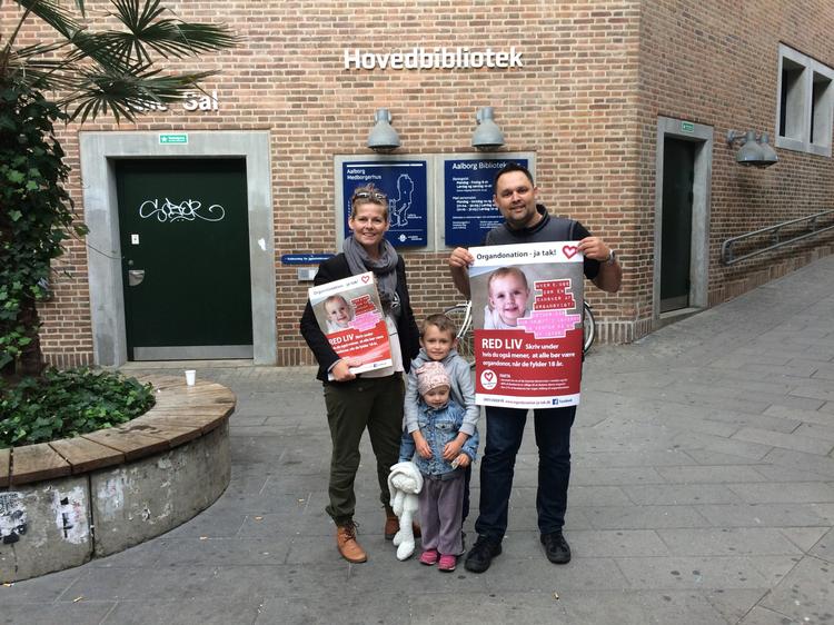 Familien Heidelbach, Karen og Lasse med Esther og storebror Johan, da de var ude i oktober og lave kampagne for at få folk til at tage stilling til organdonationer. 