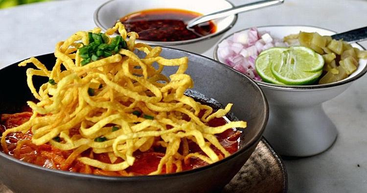 Når du spiser på restauranten Chon Thai på The Siam Hotel i Bangkok er det retter som denne, der bliver serveret, mens du ser solen gå ned over Chao Phraya-floden. 
