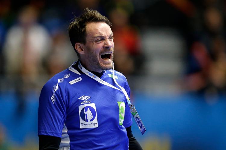 Så går det løs. Norges cheftræner Christian Berge kan med en sejr i aften skabe det største resultat nogensinde for det mandlige norske landshold. 