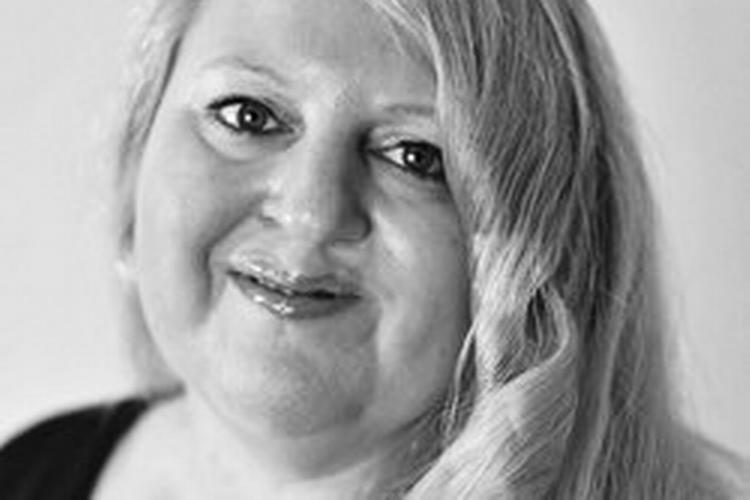 Lotte Kolind blev sat på integrationsydelse, da hun kom hjem efter 17 år i England. Nu ser kommunen på hendes sag igen. 