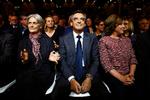 Penelope Fillon (t.v.) er meget imod sin vilje - og til ægtefællen Francois Fillon store raseri - blevet et centralt emne i den franske præsidentvalgkamp. 