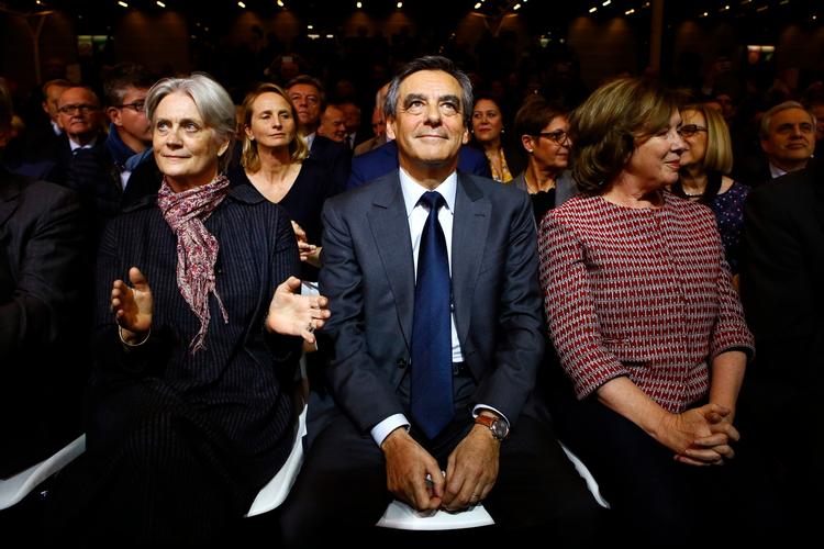 Penelope Fillon (t.v.) er meget imod sin vilje - og til ægtefællen Francois Fillon store raseri - blevet et centralt emne i den franske præsidentvalgkamp. 
