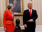 Donald Trump fik lejlighed til at vise Theresa May, at han havde sat en buste af Winston Churchill frem i Det Ovale Værelse. Under Barack Obama har busten stået i præsidentens private gemakker. 