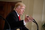 USAs præsident, Donald Trump, underskrev fredag et dekret, der skal suspendere USAs modtagelse af flygtninge. (AP Photo/Evan Vucci 
