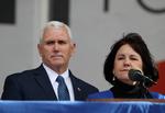 Mike Pence var den højestplacerede person, der har deltaget i 'March for Life'. Han var flankeret af sin hustru, Karen Pence. 