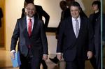 Sigmar Gabriel (th.), formand for det tyske socialdemokratiske parti SPD, og partimedlem Martin Schulz (tv.), ankommer til en pressekonference i Berlin.  