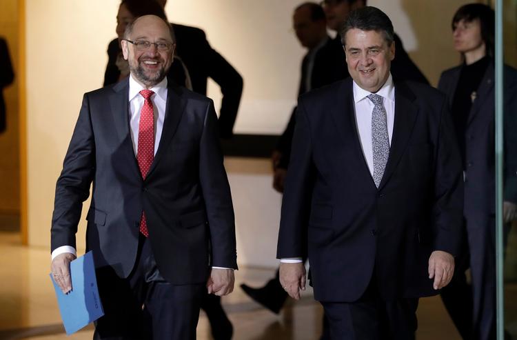 Sigmar Gabriel (th.), formand for det tyske socialdemokratiske parti SPD, og partimedlem Martin Schulz (tv.), ankommer til en pressekonference i Berlin.  