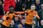 Andreas Weimann har bragt Wolverhampton foran 2-0 på Anfield, og tilskuerne startede en pibekoncert imod hjemmeholdet. 