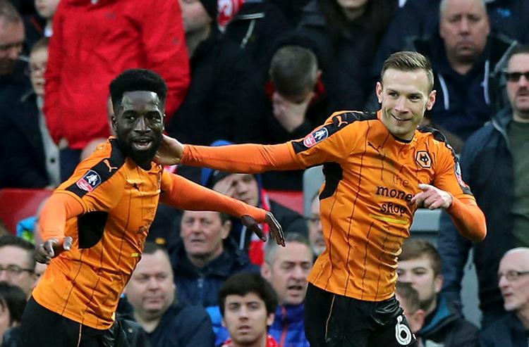 Andreas Weimann har bragt Wolverhampton foran 2-0 på Anfield, og tilskuerne startede en pibekoncert imod hjemmeholdet. 