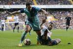 Wycombe Wanderers' Sam Wood fremtvinger et straffespark på White Hart Lane, hvor de undertippede gæster længe lignede en sensationel vinder i FA Cup-opgøret.

 