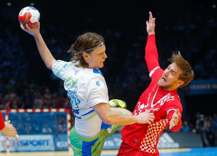 Jure Dolenec får møvret sig forbi Luka Cindric og scorer et af de 31 slovenske mål. 
