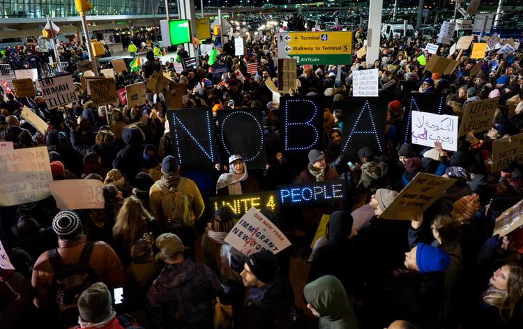 Tusinder af amerikanere strømmede lørdag aften til JFK-lufthavnen i New York for at demonstrere mod det indrejseforbud, Donald Trump indførte fredag. 