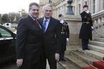 IFrankrigs udenrigsminister  Jean-Marc Ayrault (th), hilser på sin tyske kollega, Sigmar Gabriel, da de mødtes i går i Paris.  