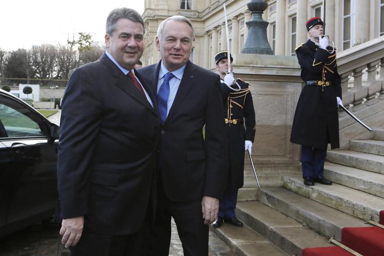 IFrankrigs udenrigsminister  Jean-Marc Ayrault (th), hilser på sin tyske kollega, Sigmar Gabriel, da de mødtes i går i Paris.  