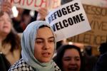 Der blev demonstreret mod Trumps nye indregjse regler i flere lufthavne i USA i går. Billedet er fra San Francisco International Airport. 