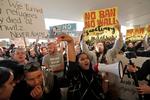 Demonstranter i San Francisco International Airport lufter deres utilfredshed med, at præsident Trump har lukket landet for tilrejsende fra syv muslimske lande. Foto: AP Photo/Marcio Jose Sanchez 
