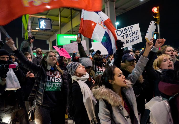 I fredags underskrev trump et dekret, der forbyder borgere indrejse til USA, hvis de kommer fra syv overvejende muslimske lande 