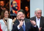Sankt Martin i endnu et euforisk øjeblik foran bl.a. den nye tyske forbundspræsident, partikammeraten Frank Walter Steinmeier (th).Kay Nietfeld/dpa via AP) 