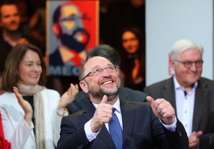 Sankt Martin i endnu et euforisk øjeblik foran bl.a. den nye tyske forbundspræsident, partikammeraten Frank Walter Steinmeier (th).Kay Nietfeld/dpa via AP) 