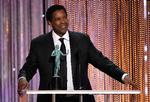 Denzel Washington takker for prisen som årets bedste mandlige hovedrolleskuespiller.  