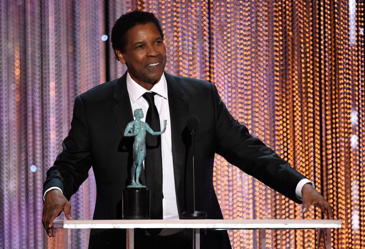 Denzel Washington takker for prisen som årets bedste mandlige hovedrolleskuespiller.  