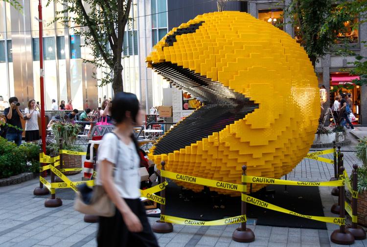 Pac-Man-figuren er siden 80'er-succesen som arkadespil blevet et kendt brand, der findes som al slags merchandise. Her en kæmpefigur i Lego stillet op i Tokyo i 2015. (AP Photo/Ken Aragaki, File) 