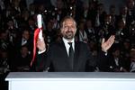 Bookmakerne havde i forvejen regnet med, at Asghar Farhadis film 'The Salesman' ville vinde Den Gyldne Palme i Cannes. Det gjorde den ikke, men den fik prisen for bedste manuskript. Filmen er nomineret til en Oscar for bedste ikke-engelsksprogede film, men efter præsident Trumps nye indrejsebegrænsninger kan instruktøren ikke møde op, om han så vinder eller ej.  