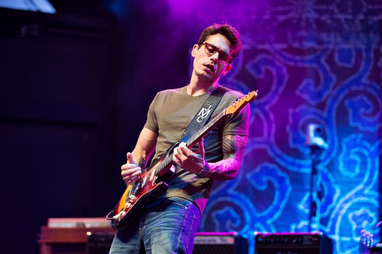 Her ses John Mayer på scenen under en koncert i Tivoli. 