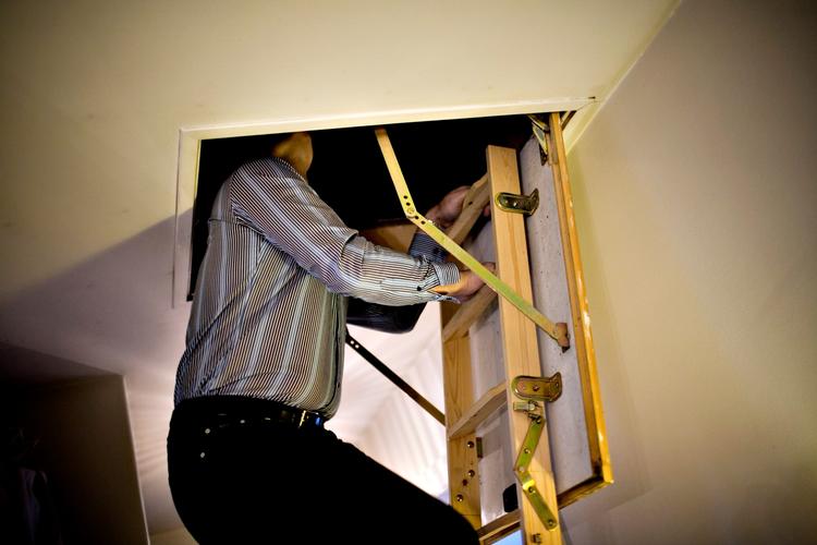 Energikonsulent Sten Johansen tjekker Anne Lene Randbæks villa i Vanløse. Huset er fra 1946 og selvom det er hulmursisoleret og en del vinduer er skiftet til energivinduer, scorer det kun energimærket E. Isoleringen på loftet er langt fra optimal. I stedet for 50 burde der ligge 200 mm mineraluld. (Arkivfoto) 