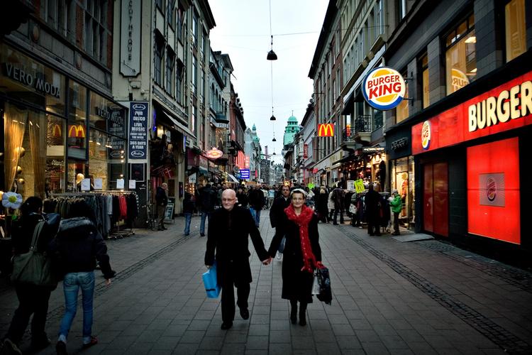 Forbrugerne kan stadig være i tvivl om byttereglerne, når julegaven skal byttes, men alt i alt er danskerne utroligt kritiske forbrugere, mener både erhvervet og forbrugerrepræsentanter. 