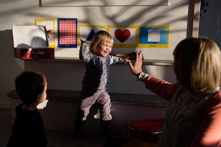 Børnehuset Tornbjerg i Odense er en af 88 institutioner, der har deltaget i et forskningsprojekt om at udvikle vuggestuebørns sproglige og matematiske kompetencer. Der uddeles et 'high five' til børnene, når de har fundet en bestemt form oppe på væggen. 