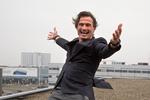 Den norske hotelkonge Petter Stordalen er den nye ejer af Hilton (i baggrunden) i Københavns Lufthavn. JEG ELSKER FLYGPLATSER, råbte han på pressemødet.  