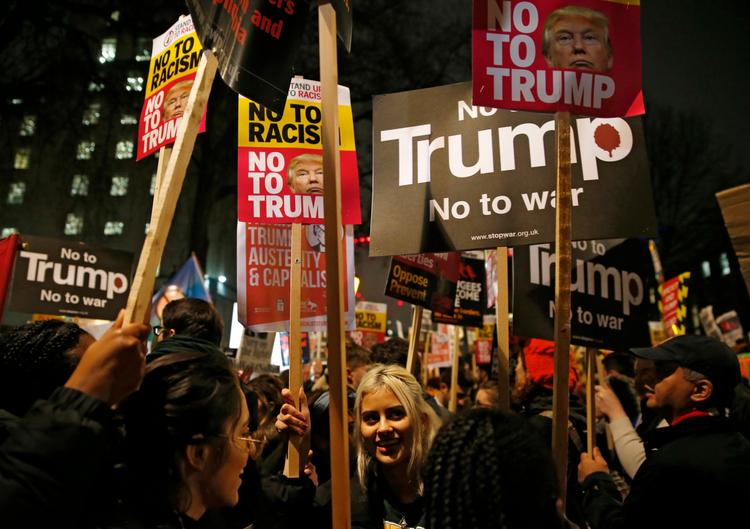 Den britiske premierminister Theresa May er kommet ud i et indenrigspolitisk stormvejr, efter hun har inviteret Donald Trump på officielt statsbesøg. På billedet ses demonstranter foran Downing Street i London. 