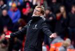 Manager Jürgen Klopp elsker at grine og pjatte, men humøret er på det seneste ramt af svigtende resultater, og lige som kollegerne skælder han nu ud på dommere og egne spillere.  