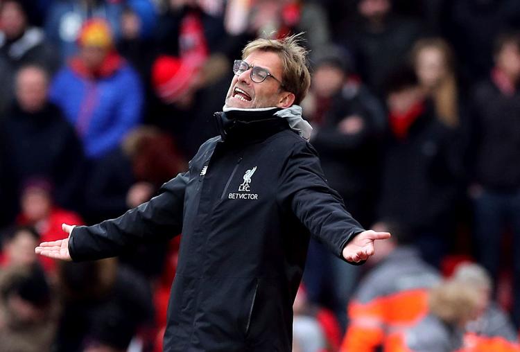 Manager Jürgen Klopp elsker at grine og pjatte, men humøret er på det seneste ramt af svigtende resultater, og lige som kollegerne skælder han nu ud på dommere og egne spillere.  