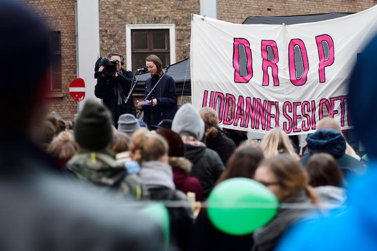 Studerende har demonstreret mod uddannelsesloftet, siden det blev vedtaget for halvanden måned siden. Og heller ikke de nye lempelser af aftalen er nok til at gøre de studerende på Metropol tilfredse.  